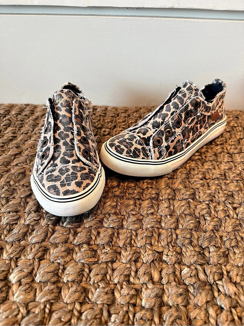 Fun Funky Intentionally Rustic Blowfish Leopard Print Canvas Sneakers US 7.5